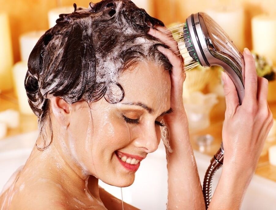 При псориазис на скалпа е необходимо да се измие с лечебен шампоан