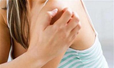 момиче, което се почесва по рамото