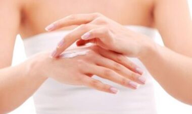 момиче, нанасящо мехлем върху ръката си